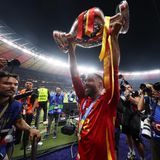 Dani Carvajal stemmt den EM-Pokal in die Luft