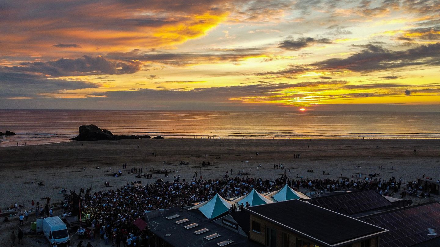 Luftbild vom Strand in Perranporth, Cornwall