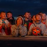 Kinder schauen das EM-Finale am Strand von Cornwall