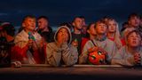 Kinder schauen das EM-Finale am Strand von Cornwall