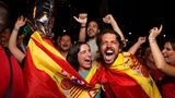 Spanische Fans feiern in Madrid den Sieg ihrer Mannschaft