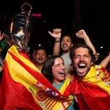Spanische Fans feiern in Madrid den Sieg ihrer Mannschaft