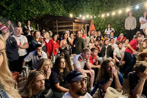 Fans sehen das EM-Finale im Pub "The White Hart" in Stoke Newington in Nord-London