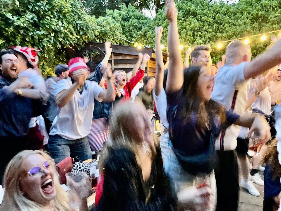 Jubel im Biergarten des Pubs nach dem Tor von Palmer für England 