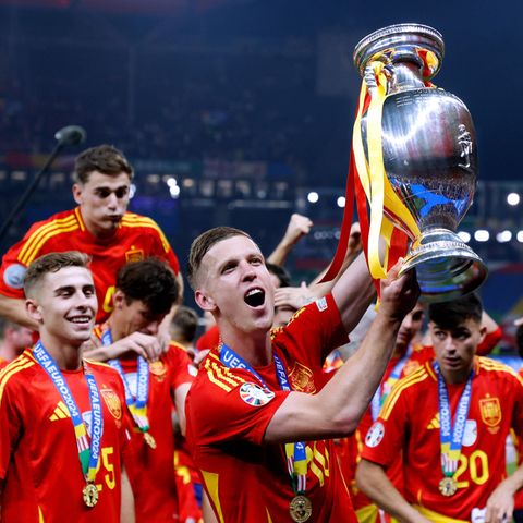 Team Spanien bei der Siegerehrung mit dem Siegerpokal