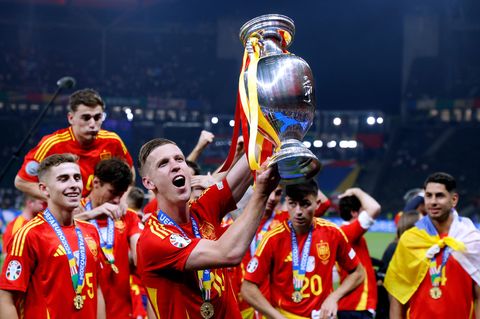 Team Spanien bei der Siegerehrung mit dem Siegerpokal