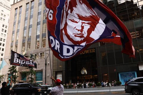 Nach dem Attentat versammelten sich Donald Trump-Unterstützer vor seinem Tower in New York