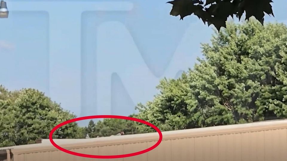 Filmed by eyewitnesses: Video shows attacker on the roof