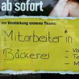 Bis zu 10.908 Euro steuerfrei im Jahr: Studentische Nebenjobs  Der studentische Nebenjob bleibt der Fels in der Brandung in Sachen Studienfinanzierung. Zahlreiche Portale helfen bei der Suche nach einem passenden Job.  Netzwerkportale wie LinkedIn und Stepstone bieten eigene Bereiche für Studentenjobs. Professionelle Anbieter wie das niederländische Unternehmen StudentJob haben sich auch auf den deutschen Markt spezialisiert, das Hochschul-Portal "Stellenwerk" bringt Stellengesuche von Unternehmen mit Studenten zusammen, wobei die Jobsuche nach Universitätsstädten getrennt wird. Im besten Fall kommen hier Job und Studium thematisch zusammen. Netzwerken ist immer noch die beste Jobgarantie.   Studenten genießen einen besonderen Arbeitsstatus. Sie zahlen bis einem Jahreseinkommen von derzeit 10.908 Euro keine Lohnsteuer. Brutto ist nahezu gleich Netto. Es gibt allerdings Einschränkungen. Wichtig bei Studentenjobs ist das Einhalten der Regeln bei Arbeitsstunden und Jahresverdienst. Das gilt insbesondere, wenn man noch über seine Eltern in der Krankenkasse mitversichert ist, Bafög erhält oder Geld aus Stipendien bezieht und diese Vorteile nicht verlieren möchte. Auch das Kindergeld wird reduziert, wenn über den Steuerfreibetrag hinaus verdient wird.   Arbeitsstunden: In der Vorlesungszeit darf nicht mehr als 20 Stunden pro Woche gearbeitet werden, ansonsten geht der Studentenstatus verloren und es werden Beiträge für die Kranken-, Pflege- und Arbeitslosenversicherung erhoben. Außerhalb der Vorlesungszeit sind Vollzeitjobs erlaubt, der Job muss sich aber auf diesen Zeitraum beschränken. Maximal 70 Tage am Stück darf ein Student in Vollzeit und ohne Beschränkung der Einkommenshöhe arbeiten, ohne Rentensteuern und Sozialabgaben zahlen zu müssen. Einkommenssteuern werden bei diesen "kurzfristigen Beschäftigungen" jedoch fällig.   Für Werkstudenten gelten besondere Regeln. Sie gelten nicht als Minijober und unterliegen der Einkommensteuerpflicht. Wird bei der Steuererklärung die Werbungskostenpauschale in Höhe von 1230 Euro geltend gemacht, kann der Monatsverdienst bei bis zu 607 Euro liegen – ohne dass man aus der Familienversicherung fällt.   Viele Studenten unter 25 Jahre sind über die Eltern Krankenversichert, sie zahlen selbst keine Beiträge. Dieser Status geht verloren, wenn das monatliche Einkommen von 538 Euro bei Minijobs oder 505 Euro bei selbstständiger Tätigkeit überschreitet. Hier sollte bei der Krankenkasse die genauen Regelungen erfragt werden. Manche Kassen gewähren Kulanzzeiten, in denen für einen begrenzten Zeitraum mehr gearbeitet werden darf, ohne die Familienversicherung zu verlieren. Greift die Familienversicherung nicht mehr, bieten die Krankenkassen eine Studenten-Krankenversicherung von rund 100 Euro an, zuzüglich Pflegeversicherung. 