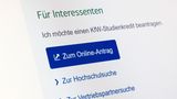 Gibt 650 Euro monatlich: Der Studienkredit  Weniger Studentenjobs, rasant steigende Preise für Wohnung und Lebenshaltung. Die finanzielle Situation von Studenten hat sich in den vergangenen Jahren verschärft. Ein Weg, sich zum Beispiel in der zeitintensiven Bachelor- oder Master-Phase über Wasser zu halten, ist der Studienkredit. Diese Kredite sind zwingend an ein Studium an einer staatlich anerkannten Universität gebunden. Sie sind in der Höhe gedeckelt und werden in monatlichen Tranchen ausgezahlt. Vorteil: Diese Kredite sind unabhängig vom eigenen Einkommen, dem der Eltern oder sonstigen Förderungen. Nachteil: Sie müssen mit Teils erheblichem Zinsaufschlag zurückgezahlt werden. Der bekannteste Studienkredit ist der von der Kreditanstalt für Wiederaufbau KfW.    Man wählt die Höhe des benötigten monatlichen Zuschusses bis maximal 650 Euro und die Laufzeit bis maximal 14 Semester. Die KfW berechnet derzeit (Juli 2024) einen Zinssatz von 7,51 Prozent pro Jahr. Die Zinsen werden schon bei der zweiten Auszahlung fällig und werden direkt von der Monatsrate abgezogen. Nach zehn Monaten landen so zum Beispiel von 400 Euro nur noch 378 Euro monatlich auf dem Konto, nach 20 Monaten 354 Euro. Neben der KfW gibt es noch eine Fülle anderer Anbieter mit einer breiten Variation an Konditionen. Das Gemeinnützige Centrum für Hochschulentwicklung CHE gibt jährlich eine umfangreiche Bewertung von Studienkrediten heraus. 