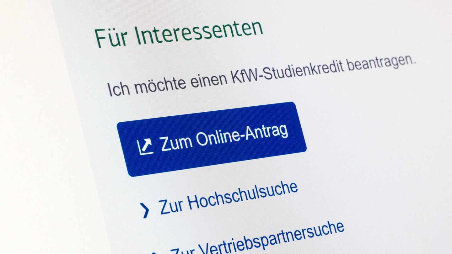 Gibt 650 Euro monatlich: Der Studienkredit  Weniger Studentenjobs, rasant steigende Preise für Wohnung und Lebenshaltung. Die finanzielle Situation von Studenten hat sich in den vergangenen Jahren verschärft. Ein Weg, sich zum Beispiel in der zeitintensiven Bachelor- oder Master-Phase über Wasser zu halten, ist der Studienkredit. Diese Kredite sind zwingend an ein Studium an einer staatlich anerkannten Universität gebunden. Sie sind in der Höhe gedeckelt und werden in monatlichen Tranchen ausgezahlt. Vorteil: Diese Kredite sind unabhängig vom eigenen Einkommen, dem der Eltern oder sonstigen Förderungen. Nachteil: Sie müssen mit Teils erheblichem Zinsaufschlag zurückgezahlt werden. Der bekannteste Studienkredit ist der von der Kreditanstalt für Wiederaufbau KfW.    Man wählt die Höhe des benötigten monatlichen Zuschusses bis maximal 650 Euro und die Laufzeit bis maximal 14 Semester. Die KfW berechnet derzeit (Juli 2024) einen Zinssatz von 7,51 Prozent pro Jahr. Die Zinsen werden schon bei der zweiten Auszahlung fällig und werden direkt von der Monatsrate abgezogen. Nach zehn Monaten landen so zum Beispiel von 400 Euro nur noch 378 Euro monatlich auf dem Konto, nach 20 Monaten 354 Euro. Neben der KfW gibt es noch eine Fülle anderer Anbieter mit einer breiten Variation an Konditionen. Das Gemeinnützige Centrum für Hochschulentwicklung CHE gibt jährlich eine umfangreiche Bewertung von Studienkrediten heraus. 
