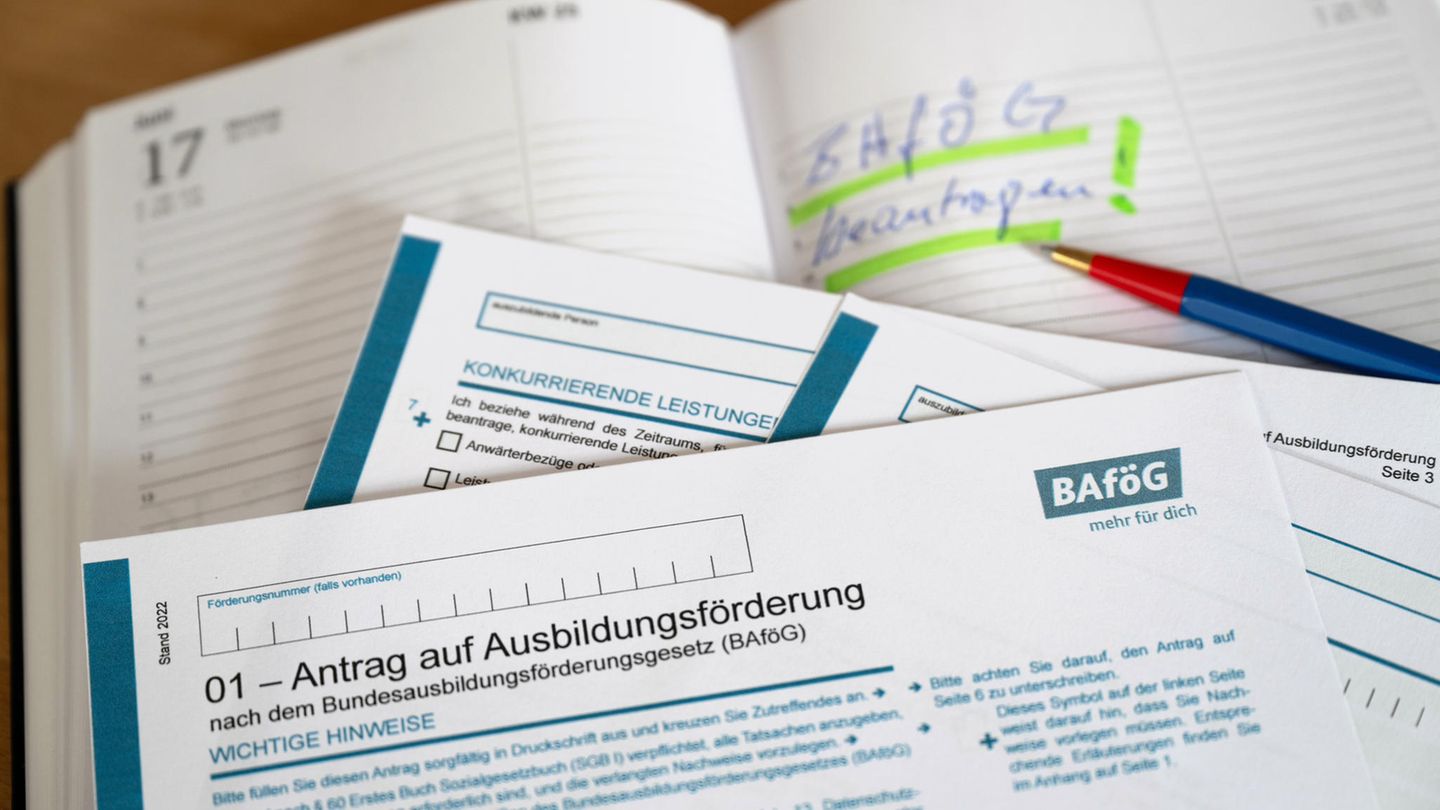 Gibt bis zu 938 Euro: Bafög  Ein Hoch auf einprägsame Abkürzungen, wer wollte schon ständig Bundesausbildungsförderungsgesetz sagen wollen. Bafög ist doch griffiger. Die Idee dahinter: Jeder soll unabhängig seiner finanziellen Situation die Ausbildung machen, die er möchte. An erster Stelle sind die Eltern für den Unterhalt ihrer Kinder bis zur ersten Ausbildung verantwortlich. Doch wenn deren Einkommen nicht ausreicht, dann kann der Schüler, Auszubildende oder Student staatliche Zuschüsse beantragen. Bafög ist zur Hälfte ein Darlehen, dass nach der Ausbildung zinsfrei in einer Rate von derzeit 130 Euro monatlich zurückgezahlt werden muss.    Berechtigt ist jeder deutsche Staatsbürger, der studiert, eine schulische Ausbildung oder Weiterbildung absolviert. Ob und in welcher Höhe die Unterstützung gewährt wird, hängt vom Einkommen der Eltern, dem eigenen Einkommen durch Nebenjobs und vorhandenem Vermögen ab. Die Freibeträge wurden 2024 angehoben. Die Bafög-Berechnung ist kompliziert. Erfreulicherweise hat die Behörde die Berechnung und Beantragung von Bafög auf einer neuen Webseite vollständig digitalisiert, samt vieler Hilfestellungen und einem Bafög-Rechner.   Sogenannte Bafög-Makler sind damit obsolet geworden. Auch wer in einer Ausbildung ist, kann Bafög beantragen, dann heißt es allerdings BAB – Berufsausbildungshilfe. Auch hierfür gibt es einen Rechner. Bafög ist auch ein guter Motivationstreiber. Ab dem fünften Semester müssen Studenten Leistungspunkte nachweisen, damit die Unterstützung weiterläuft.