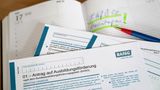 Gibt bis zu 938 Euro: Bafög  Ein Hoch auf einprägsame Abkürzungen, wer wollte schon ständig Bundesausbildungsförderungsgesetz sagen wollen. Bafög ist doch griffiger. Die Idee dahinter: Jeder soll unabhängig seiner finanziellen Situation die Ausbildung machen, die er möchte. An erster Stelle sind die Eltern für den Unterhalt ihrer Kinder bis zur ersten Ausbildung verantwortlich. Doch wenn deren Einkommen nicht ausreicht, dann kann der Schüler, Auszubildende oder Student staatliche Zuschüsse beantragen. Bafög ist zur Hälfte ein Darlehen, dass nach der Ausbildung zinsfrei in einer Rate von derzeit 130 Euro monatlich zurückgezahlt werden muss.    Berechtigt ist jeder deutsche Staatsbürger, der studiert, eine schulische Ausbildung oder Weiterbildung absolviert. Ob und in welcher Höhe die Unterstützung gewährt wird, hängt vom Einkommen der Eltern, dem eigenen Einkommen durch Nebenjobs und vorhandenem Vermögen ab. Die Freibeträge wurden 2024 angehoben. Die Bafög-Berechnung ist kompliziert. Erfreulicherweise hat die Behörde die Berechnung und Beantragung von Bafög auf einer neuen Webseite vollständig digitalisiert, samt vieler Hilfestellungen und einem Bafög-Rechner.   Sogenannte Bafög-Makler sind damit obsolet geworden. Auch wer in einer Ausbildung ist, kann Bafög beantragen, dann heißt es allerdings BAB – Berufsausbildungshilfe. Auch hierfür gibt es einen Rechner. Bafög ist auch ein guter Motivationstreiber. Ab dem fünften Semester müssen Studenten Leistungspunkte nachweisen, damit die Unterstützung weiterläuft.