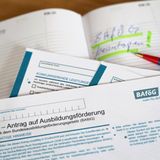 Gibt bis zu 938 Euro: Bafög  Ein Hoch auf einprägsame Abkürzungen, wer wollte schon ständig Bundesausbildungsförderungsgesetz sagen wollen. Bafög ist doch griffiger. Die Idee dahinter: Jeder soll unabhängig seiner finanziellen Situation die Ausbildung machen, die er möchte. An erster Stelle sind die Eltern für den Unterhalt ihrer Kinder bis zur ersten Ausbildung verantwortlich. Doch wenn deren Einkommen nicht ausreicht, dann kann der Schüler, Auszubildende oder Student staatliche Zuschüsse beantragen. Bafög ist zur Hälfte ein Darlehen, dass nach der Ausbildung zinsfrei in einer Rate von derzeit 130 Euro monatlich zurückgezahlt werden muss.    Berechtigt ist jeder deutsche Staatsbürger, der studiert, eine schulische Ausbildung oder Weiterbildung absolviert. Ob und in welcher Höhe die Unterstützung gewährt wird, hängt vom Einkommen der Eltern, dem eigenen Einkommen durch Nebenjobs und vorhandenem Vermögen ab. Die Freibeträge wurden 2024 angehoben. Die Bafög-Berechnung ist kompliziert. Erfreulicherweise hat die Behörde die Berechnung und Beantragung von Bafög auf einer neuen Webseite vollständig digitalisiert, samt vieler Hilfestellungen und einem Bafög-Rechner.   Sogenannte Bafög-Makler sind damit obsolet geworden. Auch wer in einer Ausbildung ist, kann Bafög beantragen, dann heißt es allerdings BAB – Berufsausbildungshilfe. Auch hierfür gibt es einen Rechner. Bafög ist auch ein guter Motivationstreiber. Ab dem fünften Semester müssen Studenten Leistungspunkte nachweisen, damit die Unterstützung weiterläuft.