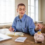 Kostet 25 Euro und mehr: Die private Altersvorsorge  Mit der finanziellen Altersvorsorge kann man gar nicht früh genug beginnen. Das gilt erst recht für die Generation der heute 20-Jährigen, die in Sachen Rente einer ungewissen Zukunft entgegensehen. Die gute Nachricht vorweg. Wer jung mit der Geldanlage beginnt, kann schon mit geringen Beiträgen zu einem Vermögen kommen, weil zwei mächtige Verbündete für ihn arbeiten: die Zeit und der Zins. Der erste in einen Sparvertrag oder einer anderen Geldanlage eingezahlte Euro ist der wichtigste, weil er länger arbeitet als alle folgenden.   Grund ist der Zinseszins: Zum ersten Zins erhalten Sie wie in einem Schneeballeffekt Jahr für Jahr weitere Zinsen. Auf diese Weise werden aus monatlich angelegten 100 Euro zu einem Zins von drei Prozent nach zehn Jahren 13.980 Euro - und nach 30 Jahren 58.014 Euro. Effektiv eingezahlt hat man in den 30 Jahren lediglich 36.000 Euro, die restlichen 22.014 Euro sind Zinsen.   Es hat nur einen Haken: Man muss es auch rechtzeitig anpacken! Das Sparbuch hat ausgedient, ihm wurde von ETF-Sparplänen der Rang abgelaufen. Die Exchange Traded Fonds sind an der Börse gehandelte Wertpapiere, die einen Börsenindex wie den deutschen Dax oder den globalen MSCI World nachbilden. Sie werden nicht von einem Investmentmanager aktiv betreut, sondern bilden automatisiert die Entwicklung eines Index ab. Die Gebühren sind daher deutlich niedriger als bei einem aktiv gehandelten Fonds. Bei Spar-ETF wird monatlich eine bestimmte Summe in den eingezahlt, die Mindestsparrate beträgt in der Regel 25 Euro. Die Sparraten lassen sich jederzeit dem eigenen Einkommen anpassen, was den Sparplan-ETF zu einem sehr vielseitigen Instrument macht. Wer sich tiefer in die Materie einarbeiten möchte, kann bei Portalen und YouTube-Kanälen wie Finanzfluss vorbeischauen. Oder sich den ETF-Vergleich auf stern.de durchlesen. 