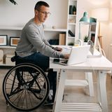 Kostet 40 Euro und mehr: Die Berufsunfähigkeitsversicherung  Noch in der Ausbildung und schon eine Berufsunfähigkeitsversicherung? Diese Versicherung zahlt eine Art Rente, wenn der Versicherte wegen eines Unfalls oder einer schweren Krankheit seinen Beruf nicht mehr ausüben kann. Zwar bietet auch die Rentenkasse in solchen Fällen eine Erwerbsminderungsrente, die jedoch lediglich auf Grundsicherungsniveau liegt. Eine Berufsunfähigkeitsversicherung hilft also, einen gewissen Lebensstandard zu halten. Das ist vor allem dann interessant, wenn man später Allein- oder Hauptverdiener in der Familie ist.   Die Höhe der Beiträge bemisst sich maßgeblich am Alter, der gesundheitlichen Verfassung und etwaigen Vorerkrankungen. Wer also jung und kerngesund eine solche Versicherung abschließt, profitiert langfristig von den geringen Beiträgen. Aber Vorsicht: Berufsunfähigkeitsversicherungen zählen zu den am wenigsten durchschaubaren Versicherungsprodukten mit zahlreichen Fallstricken im Kleingedruckten. Die Unterschiede der Versicherer bei den Beiträgen und den Leistungen sind enorm. Die Verbraucherzentralen bieten bundesweit eine individuelle Beratung bei solchen Versicherungen an. Das kostet zwar etwas, erspart einem jedoch ein möglicherweise böses Erwachen im Ernstfall. 