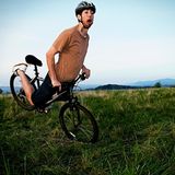 Kann man sich meist sparen: Die Unfallversicherung  Die Unfallversicherung ist eine Art umgekehrter Haftpflicht. Sie springt bei eigenen gesundheitlichen Schäden durch Unfälle ein, wobei die Schuldfrage unerheblich ist.  Auf dem Weg von und zur Universität greift die gesetzliche Unfallversicherung. Bei studentischen Nebenjobs springt die Versicherung des Arbeitgebers ein. Eine private Unfallversicherung liegt im eigenen Ermessen und ist eigentlich nur bei risikoreichen Hobbys wie Fallschirmspringen, Segelfliegen oder Skifahren sinnvoll. Und selbst dann entscheidet das Kleingedruckte erheblich über die Leistung. Lieber eine Berufsunfähigkeitsversicherung oder eine Krankentagegeldversicherung als eine Unfallversicherung abschließen. 