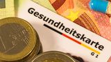 100 Euro sparen: Krankenversicherung über die Eltern und Bafög-Zuschuss  Die Kranken- und Pflegeversicherung ist das "must have" unter den Versicherungen. Die gute Nachricht für Studenten: Wer bei den Eltern mitversichert ist, muss sich erst ab seinem 25 Lebensjahr selbst versichern. Auch während eines freiwilligen sozialen Jahres greift die sogenannte Familienversicherung. Zwischen dem 25 und 30 Lebensjahr gibt es die vergünstigte studentische Krankenversicherung mit einem Pauschalbetrag von 90 bis 100 Euro je nach Krankenkasse, zuzüglich einer studentischen Pflegeversicherung von 28 Euro Wer Bafög bezieht, kann einen Zuschuss zu seiner Kranken- und Pflegeversicherung beantragen. Notwendig ist dafür eine Bescheinigung der Krankenkasse. Der Bafög-Zuschuss entfällt, wer mehr als 20 Stunden in der Vorlesungszeit arbeitet oder als Werksstudent als Arbeitnehmer geführt wird. Bei Auslandssemestern, sollte unbedingt eine Auslandskrankenversicherung abgeschlossen oder die Krankenversicherung entsprechend erweitert werden.