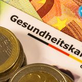 100 Euro sparen: Krankenversicherung über die Eltern und Bafög-Zuschuss  Die Kranken- und Pflegeversicherung ist das "must have" unter den Versicherungen. Die gute Nachricht für Studenten: Wer bei den Eltern mitversichert ist, muss sich erst ab seinem 25 Lebensjahr selbst versichern. Auch während eines freiwilligen sozialen Jahres greift die sogenannte Familienversicherung. Zwischen dem 25 und 30 Lebensjahr gibt es die vergünstigte studentische Krankenversicherung mit einem Pauschalbetrag von 90 bis 100 Euro je nach Krankenkasse, zuzüglich einer studentischen Pflegeversicherung von 28 Euro Wer Bafög bezieht, kann einen Zuschuss zu seiner Kranken- und Pflegeversicherung beantragen. Notwendig ist dafür eine Bescheinigung der Krankenkasse. Der Bafög-Zuschuss entfällt, wer mehr als 20 Stunden in der Vorlesungszeit arbeitet oder als Werksstudent als Arbeitnehmer geführt wird. Bei Auslandssemestern, sollte unbedingt eine Auslandskrankenversicherung abgeschlossen oder die Krankenversicherung entsprechend erweitert werden.