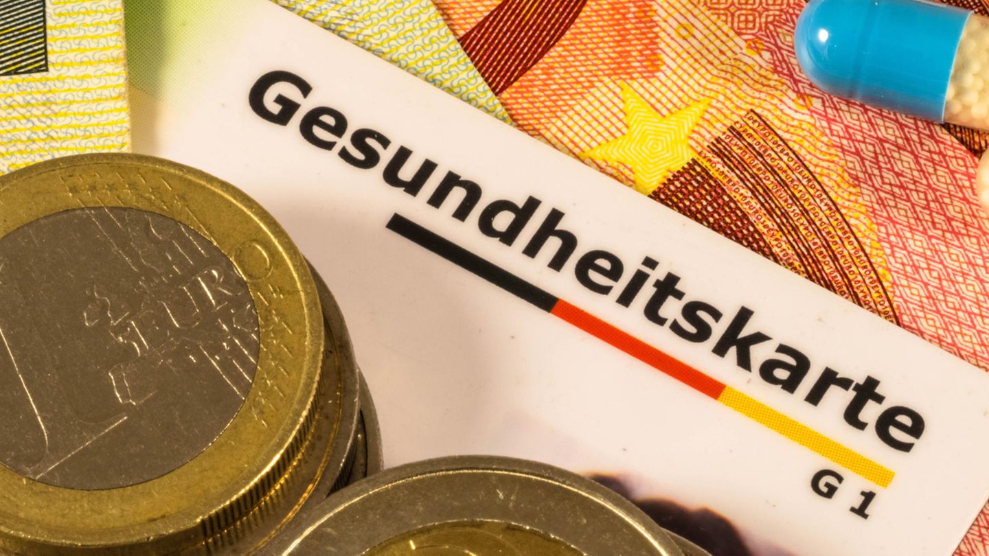 100 Euro sparen: Krankenversicherung über die Eltern und Bafög-Zuschuss  Die Kranken- und Pflegeversicherung ist das "must have" unter den Versicherungen. Die gute Nachricht für Studenten: Wer bei den Eltern mitversichert ist, muss sich erst ab seinem 25 Lebensjahr selbst versichern. Auch während eines freiwilligen sozialen Jahres greift die sogenannte Familienversicherung. Zwischen dem 25 und 30 Lebensjahr gibt es die vergünstigte studentische Krankenversicherung mit einem Pauschalbetrag von 90 bis 100 Euro je nach Krankenkasse, zuzüglich einer studentischen Pflegeversicherung von 28 Euro Wer Bafög bezieht, kann einen Zuschuss zu seiner Kranken- und Pflegeversicherung beantragen. Notwendig ist dafür eine Bescheinigung der Krankenkasse. Der Bafög-Zuschuss entfällt, wer mehr als 20 Stunden in der Vorlesungszeit arbeitet oder als Werksstudent als Arbeitnehmer geführt wird. Bei Auslandssemestern, sollte unbedingt eine Auslandskrankenversicherung abgeschlossen oder die Krankenversicherung entsprechend erweitert werden.