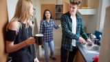 Gibt 930 Euro: Unterhalt von den Eltern  Getrennte Eltern kennen das Thema, nicht getrennte Eltern machen damit Bekanntschaft, wenn die Kinder in eine Ausbildung und ins Studium gehen: der Unterhalt. Beide Elternteile sind dazu verpflichtet, ihrem Kind während der ersten Ausbildung Unterhalt zu zahlen und seinen Lebensbedarf zu decken. Mit erster Ausbildung ist die erste abgeschlossene Berufsausbildung oder das abgeschlossene Studium gemeint. Bei aufeinander aufbauenden Ausbildungen läuft die Unterhaltspflicht weiter. Zum Beispiel, wenn auf den Bachelor- der Masterstudiengang oder auf die Ausbildung zur Hotelfachkraft ein Touristikstudium folgt.   Wohnt das volljährige Kind noch bei den Eltern orientiert sich der Unterhalt an der Düsseldorfer Tabelle. Lebt der Nachwuchs in einem eigenen Hausstand oder einer Wohngemeinschaft, hat er seit 2023 Anspruch auf 930 Euro monatlich, wobei 410 Euro auf die Warmmiete entfallen. Bei getrennten Eltern sind beide Elternteile unterhaltspflichtig, die Höhe richtet sich nach den jeweiligen Einkommen. Der Selbstbehalt bei den Eltern liegt derzeit bei 1450 Euro, der Unterhalt wird nur anhand des Einkommens über dieser Schwelle berechnet.   Auf den Unterhalt angerechnet werden das Kindergeld in Höhe von 250 Euro, etwaige Leistungen durch Bafög und Ausbildungsvergütungen. Aus den 930 Euro werden so nach Abzug des Kindergeldes 680 Euro. Kinder können sich diesen Unterhalt bei ihren Eltern einklagen. Doch wer ein gutes Verhältnis zu seinen Kindern hat, wird den Unterhalt gemeinsam mit ihnen nach dem "Prinzip der gegenseitigen Rücksichtnahme" aushandeln. 
