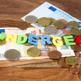 Gibt 250 Euro: Kindergeld bis 25  250 Euro jeden Monat haben oder nicht haben. Eine Geldquelle für junge Erwachsene kann das Kindergeld sein. Normalerweise endet der Anspruch mit Erreichen der Volljährigkeit. Die Familienkasse zahlt jedoch bis zum 25 Lebensjahr weiter, wenn "das Kind" sich in einer Ausbildung, einem Studium oder einem anerkannten Freiwilligendienst befindet. Anerkannte Dienste sind unter anderem das Freiwillige soziale Jahr, das Freiwillige ökologische Jahr oder der Bundesfreiwilligendienst. Genaueres legt das Einkommenssteuergesetz fest. Damit das Geld ohne Unterbrechung überwiesen wird, sollten die Eltern entsprechende Nachweise rechtzeitig bei der Familienkasse einreichen. Am besten das datum auf Termin legen, denn das muss jedes Jahr erneut gemacht werden. Nach der Schule gewährt die Behörde eine Übergangszeit von vier Monaten, in der das Kindergeld auch ohne Ausbildung- oder Studiennachweis gezahlt wird. Sollten die 250 Euro danach weiter auf dem eigenen Konto landen, nicht zu früh freuen: Die Kasse wird das Geld zurückfordern. Das kann, wie bei Behörden üblich, sehr schnell bis zur Kontopfändung eskalieren.   Wer das Erststudium beziehungsweise der Erstausbildung mit Nebenjobs finanziert, darf beliebig viel verdienen, ohne dass das Kindergeld angetastet wird. Erst beim Zweitstudium gelten Obergrenzen. Die Nebentätigkeit darf jedoch 20 Stunden in der Vorlesungszeit nicht überschreiten. Wer mehr arbeitet verliert den Studentenstatus.  Leben die Kinder nicht mehr bei den Eltern, kann das Kindergeld direkt auf das Konto des Kindes überwiesen werden. Notwendig ist dafür ein sogenannter Abzweigungsantrag bei der Familienkasse.  Weitere Informationen gibt es beim Bundesfamilienministerium. 