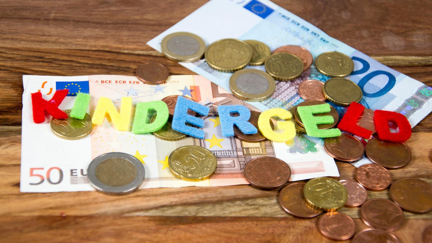 Gibt 250 Euro: Kindergeld bis 25  250 Euro jeden Monat haben oder nicht haben. Eine Geldquelle für junge Erwachsene kann das Kindergeld sein. Normalerweise endet der Anspruch mit Erreichen der Volljährigkeit. Die Familienkasse zahlt jedoch bis zum 25 Lebensjahr weiter, wenn "das Kind" sich in einer Ausbildung, einem Studium oder einem anerkannten Freiwilligendienst befindet. Anerkannte Dienste sind unter anderem das Freiwillige soziale Jahr, das Freiwillige ökologische Jahr oder der Bundesfreiwilligendienst. Genaueres legt das Einkommenssteuergesetz fest. Damit das Geld ohne Unterbrechung überwiesen wird, sollten die Eltern entsprechende Nachweise rechtzeitig bei der Familienkasse einreichen. Am besten das datum auf Termin legen, denn das muss jedes Jahr erneut gemacht werden. Nach der Schule gewährt die Behörde eine Übergangszeit von vier Monaten, in der das Kindergeld auch ohne Ausbildung- oder Studiennachweis gezahlt wird. Sollten die 250 Euro danach weiter auf dem eigenen Konto landen, nicht zu früh freuen: Die Kasse wird das Geld zurückfordern. Das kann, wie bei Behörden üblich, sehr schnell bis zur Kontopfändung eskalieren.   Wer das Erststudium beziehungsweise der Erstausbildung mit Nebenjobs finanziert, darf beliebig viel verdienen, ohne dass das Kindergeld angetastet wird. Erst beim Zweitstudium gelten Obergrenzen. Die Nebentätigkeit darf jedoch 20 Stunden in der Vorlesungszeit nicht überschreiten. Wer mehr arbeitet verliert den Studentenstatus.  Leben die Kinder nicht mehr bei den Eltern, kann das Kindergeld direkt auf das Konto des Kindes überwiesen werden. Notwendig ist dafür ein sogenannter Abzweigungsantrag bei der Familienkasse.  Weitere Informationen gibt es beim Bundesfamilienministerium. 