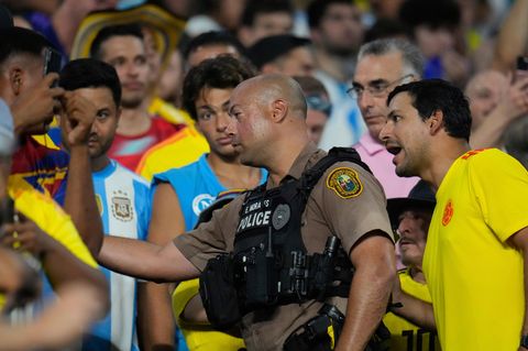 Ein Polizist spricht mit Fans auf der Tribüne während des Endspiels der Copa América zwischen Argentinien und Kolumbien