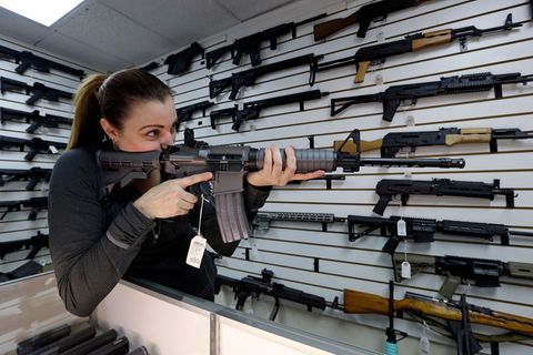 Tiffany Teasdale-Causer, Besitzerin eines Waffenladens, führt ein halb automatisches Gewehr vom Typ Ruger AR-15 vor