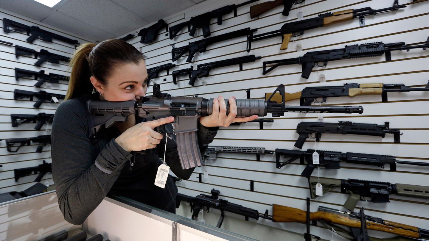 AR-15: Tiffany Teasdale-Causer, Besitzerin eines Waffenladens, führt ein halb automatisches Gewehr vom Typ Ruger AR-15 vor Tiffany Teasdale-Causer, Besitzerin eines Waffenladens, führt ein halb automatisches Gewehr vom Typ Ruger AR-15 vor