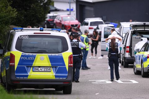 Spurensicherung und Kriminalpolizei sind in Albstadt nach den tödlichen Schüssen im Einsatz