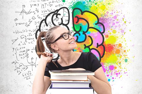 Jugendliche sitzt vor einem Bücherstapel, im Hintergrund Illustration eines Gehirns, bunten Farben und Formeln