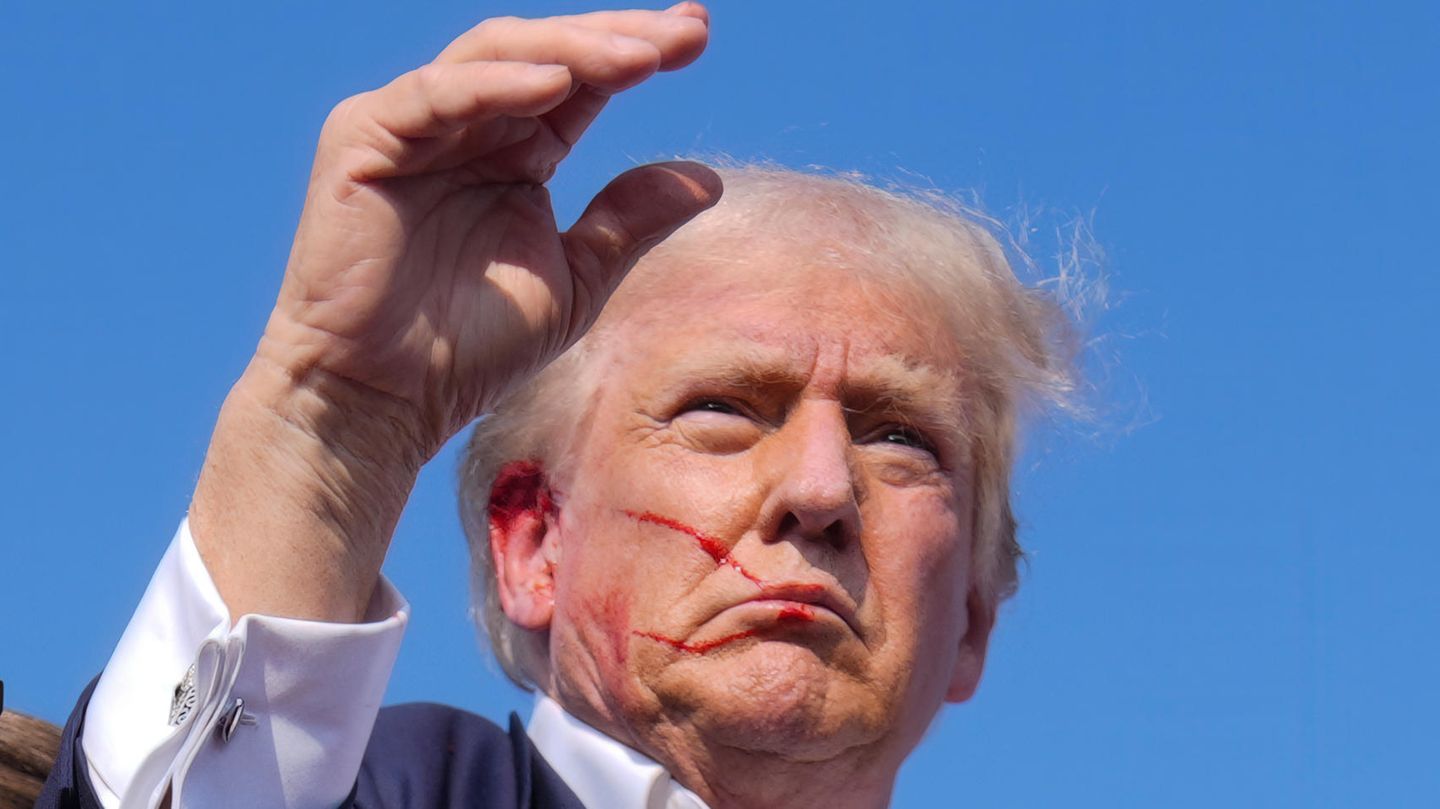 Agenten des US-Geheimdienstes Secret Service helfen dem republikanischen Präsidentschaftsbewerber und ehemaligen US-Präsidenten Donald Trump von der Bühne bei einer Wahlkampfveranstaltung in Butler, Pennsylvania 