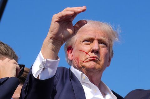 Agenten des US-Geheimdienstes Secret Service helfen dem republikanischen Präsidentschaftsbewerber und ehemaligen US-Präsidenten Donald Trump von der Bühne bei einer Wahlkampfveranstaltung in Butler, Pennsylvania 
