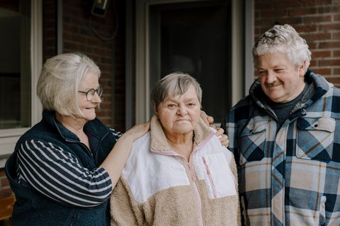 Pflegebewohnerin Hilda, 65, (Mitte) zusammen mit ihren Pflegeeltern Maggy Vleugels und Jozef Huysmans in Geel. Hilda wohnt in einem Nebenzimmer, das an das Haus angebaut ist