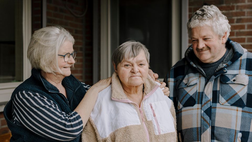 Pflegebewohnerin Hilda, 65, (Mitte) zusammen mit ihren Pflegeeltern Maggy Vleugels und Jozef Huysmans in Geel. Hilda wohnt in einem Nebenzimmer, das an das Haus angebaut ist