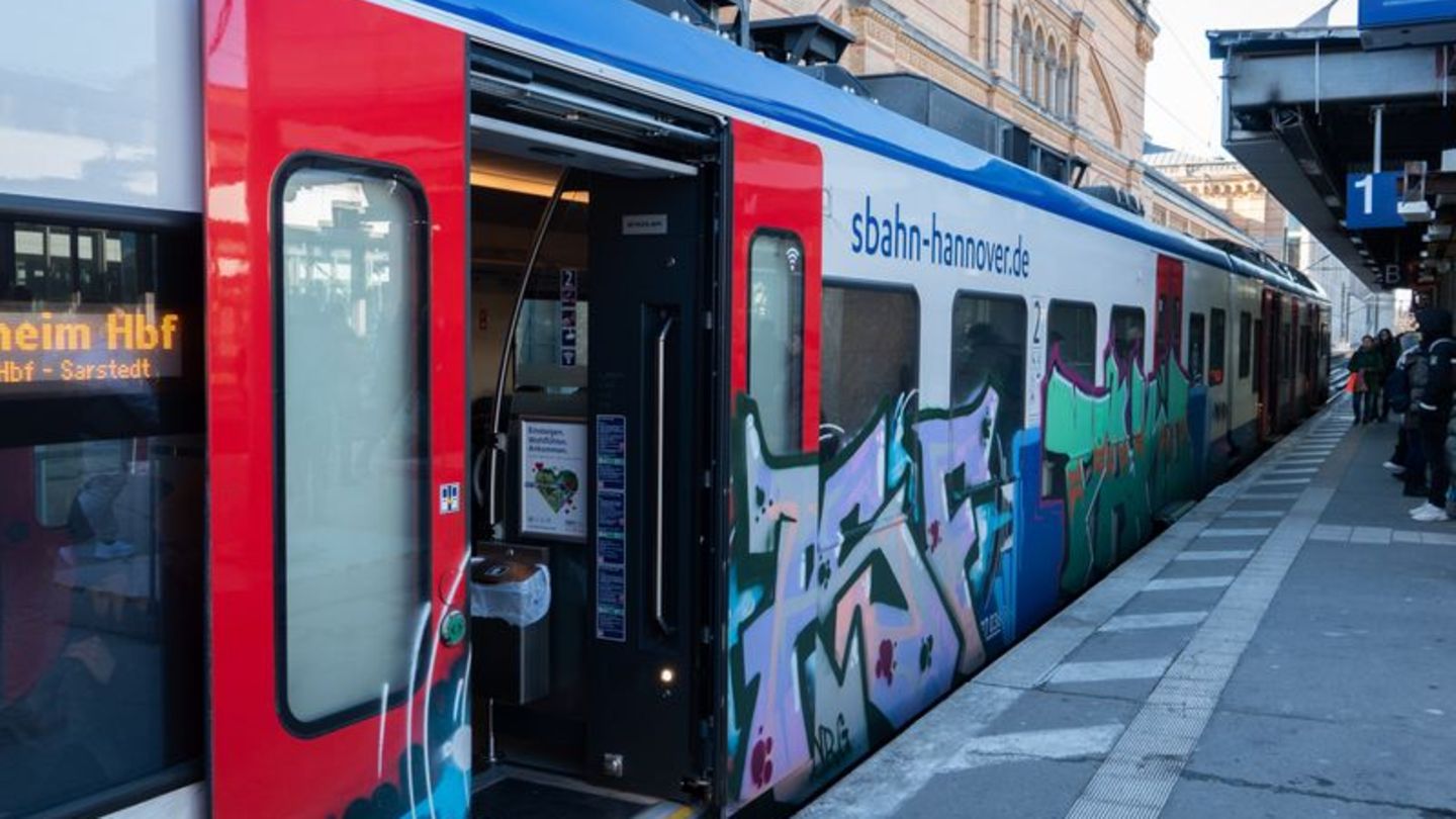 Zwei Schwerverletzte: Lok entgleist - Haltausfälle bei der S-Bahn Hannover