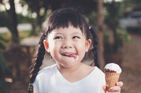 Mädchen isst Eiscreme