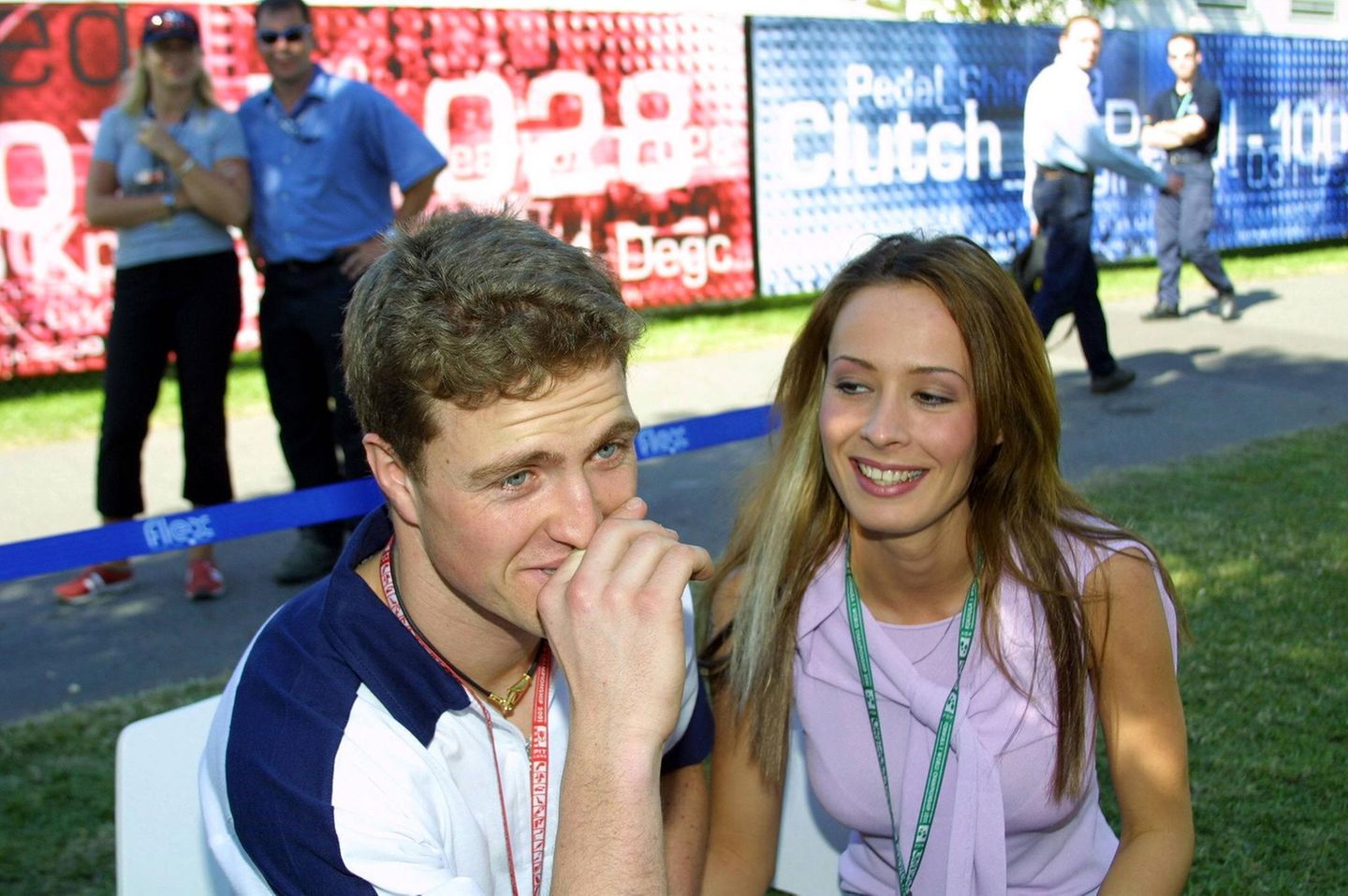 50. Geburtstag: Was sein Liebesleben angeht, zeigte sich Ralf Schumacher öffentlich vor der Beziehung mit Etienne nur an der Seite seiner Freundin und späteren Ehefrau Cora Brinkmann. Die beiden kennen sich seit ihrer Jugend, fuhren auf der Kartbahn in Kerpen gemeinsam Rennen. 1999 wurde die Beziehung öffentlich. Den Heiratsantrag habe er ihr auf dem Parkplatz eines McDonald's gemacht. "Das war so schräg, dass es schon wieder romantisch war. Da konnte ich gar nicht Nein sagen", so Cora damals. Was sein Liebesleben angeht, zeigte sich Ralf Schumacher öffentlich vor der Beziehung mit Etienne nur an der Seite seiner Freundin und späteren Ehefrau Cora Brinkmann. Die beiden kennen sich seit ihrer Jugend, fuhren auf der Kartbahn in Kerpen gemeinsam Rennen. 1999 wurde die Beziehung öffentlich. Den Heiratsantrag habe er ihr auf dem Parkplatz eines McDonald's gemacht. "Das war so schräg, dass es schon wieder romantisch war. Da konnte ich gar nicht Nein sagen", so Cora damals.