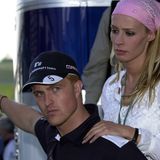 Zu diesem Zeitpunkt sollen Cora und Ralf Schumacher schon jahrelang getrennt gewesen sein, bis 2009 habe die Beziehung gehalten. Ihr gemeinsamer Sohn sagte vergangenes Jahr in einem Interview über die Trennung: "Zu dem Zeitpunkt gab es oft Spannungen zu Hause, und ich dachte schon damals, dass die Trennung eine gute Entscheidung war. Ich habe mich damit abgefunden." Beide Elternteile hätten getrennt glücklicher gewirkt.