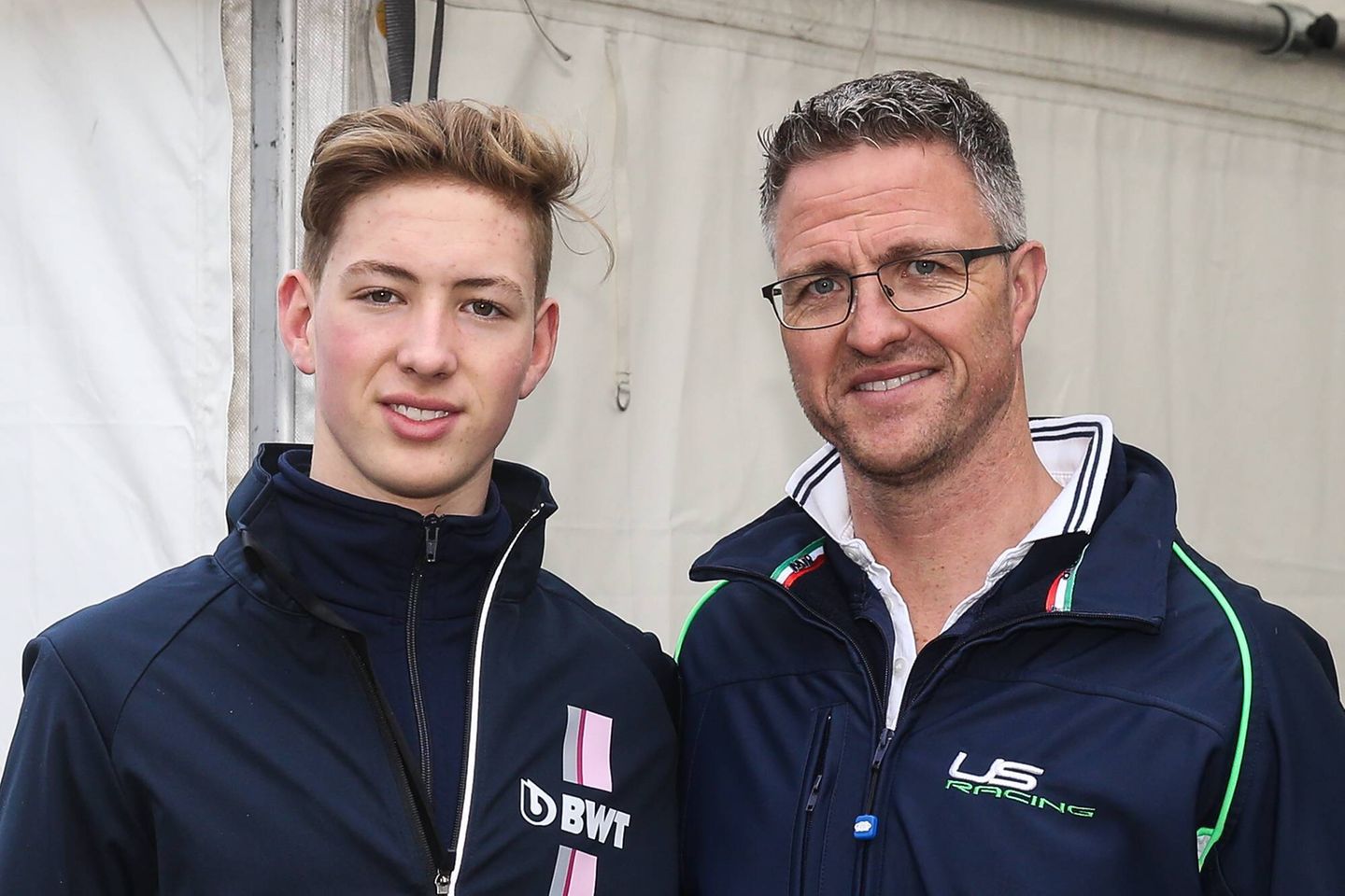 50. Geburtstag: Halt erfährt Ralf Schumacher weiterhin in seiner Familie. Sein Sohn David äußerte sich etwa mit rührenden Worten nach dem Coming Out. Der 22-Jährige ist ebenfalls Rennfahrer und schrieb auf Instagram: "Es freut mich sehr, dass du endlich jemanden gefunden hast, bei dem man wirklich merkt, dass du dich wirklich wohl und geborgen fühlst. Egal, ob Mann oder Frau. Ich stehe 100 Prozent hinter Dir, Papa, und wünsche euch alles Gute! Herzlichen Glückwunsch!" Halt erfährt Ralf Schumacher weiterhin in seiner Familie. Sein Sohn David äußerte sich etwa mit rührenden Worten nach dem Coming Out. Der 22-Jährige ist ebenfalls Rennfahrer und schrieb auf Instagram: "Es freut mich sehr, dass du endlich jemanden gefunden hast, bei dem man wirklich merkt, dass du dich wirklich wohl und geborgen fühlst. Egal, ob Mann oder Frau. Ich stehe 100 Prozent hinter Dir, Papa, und wünsche euch alles Gute! Herzlichen Glückwunsch!"