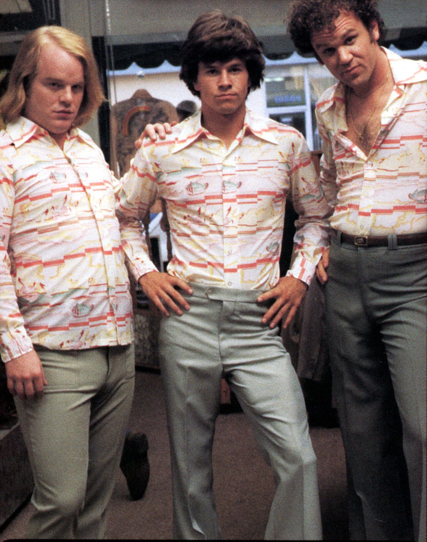 Mark Wahlberg (m.), Philip Seymour Hoffman und John C. Reilly (r.) in "Boogie Nights"