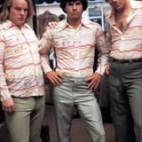 Mark Wahlberg (m.), Philip Seymour Hoffman und John C. Reilly (r.) in "Boogie Nights"