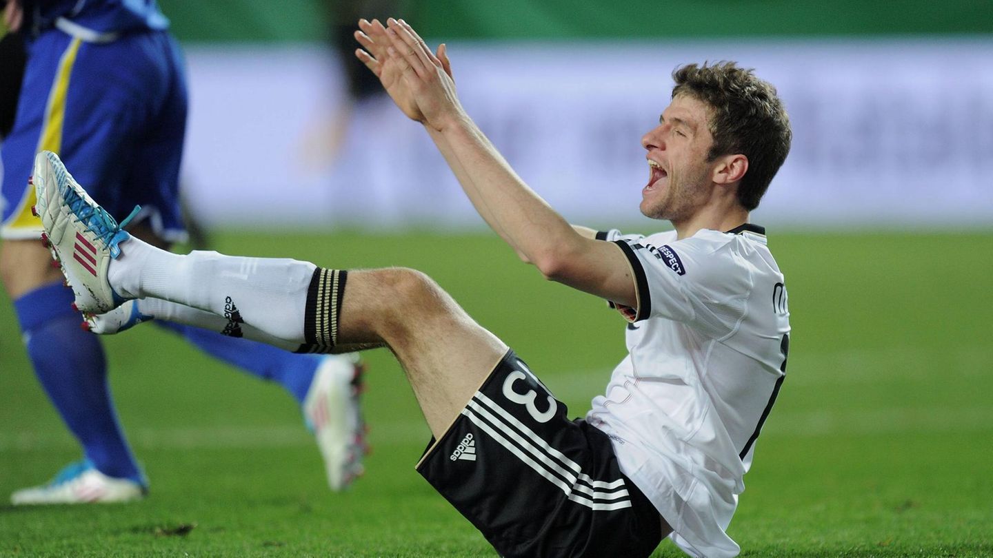 Nächstes Turnier: EM 2012 in Polen und der Ukraine. Ein sich aufregender Thomas Müller am Boden. Im Halbfinale war für Deutschland Schluss. 1:2 gegen Italien stand es am Ende