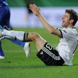 Nächstes Turnier: EM 2012 in Polen und der Ukraine. Ein sich aufregender Thomas Müller am Boden. Im Halbfinale war für Deutschland Schluss. 1:2 gegen Italien stand es am Ende