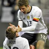 Eine Schlägerei? Keineswegs! Thomas Müller "herzt" Mario Götze im Spiel gegen Italien 2016