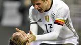 Eine Schlägerei? Keineswegs! Thomas Müller "herzt" Mario Götze im Spiel gegen Italien 2016