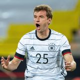 2021: Große Empörung bei Thomas Müller im Testspiel der Deutschen gegen Dänemark. Vielleicht lag es ja an der Trikotnummer. Seine eigentliche Stammnummer 13 trägt er diesmal nicht
