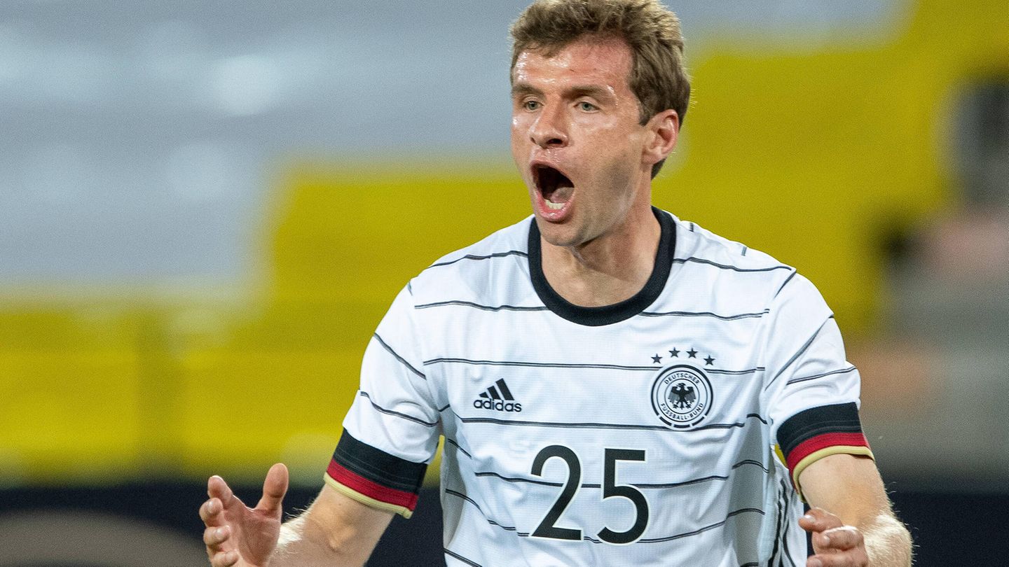 2021: Große Empörung bei Thomas Müller im Testspiel der Deutschen gegen Dänemark. Vielleicht lag es ja an der Trikotnummer. Seine eigentliche Stammnummer 13 trägt er diesmal nicht