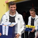 Sein großes Herz zeigt Müller nicht nur auf dem Platz. Zusammen mit Chris Führich verteilt er bei der Tafel in Blankenhain Essen. In Vorbereitung auf die EM 2024 weilte das DFB-Team in dem Ort südlich von Weimar